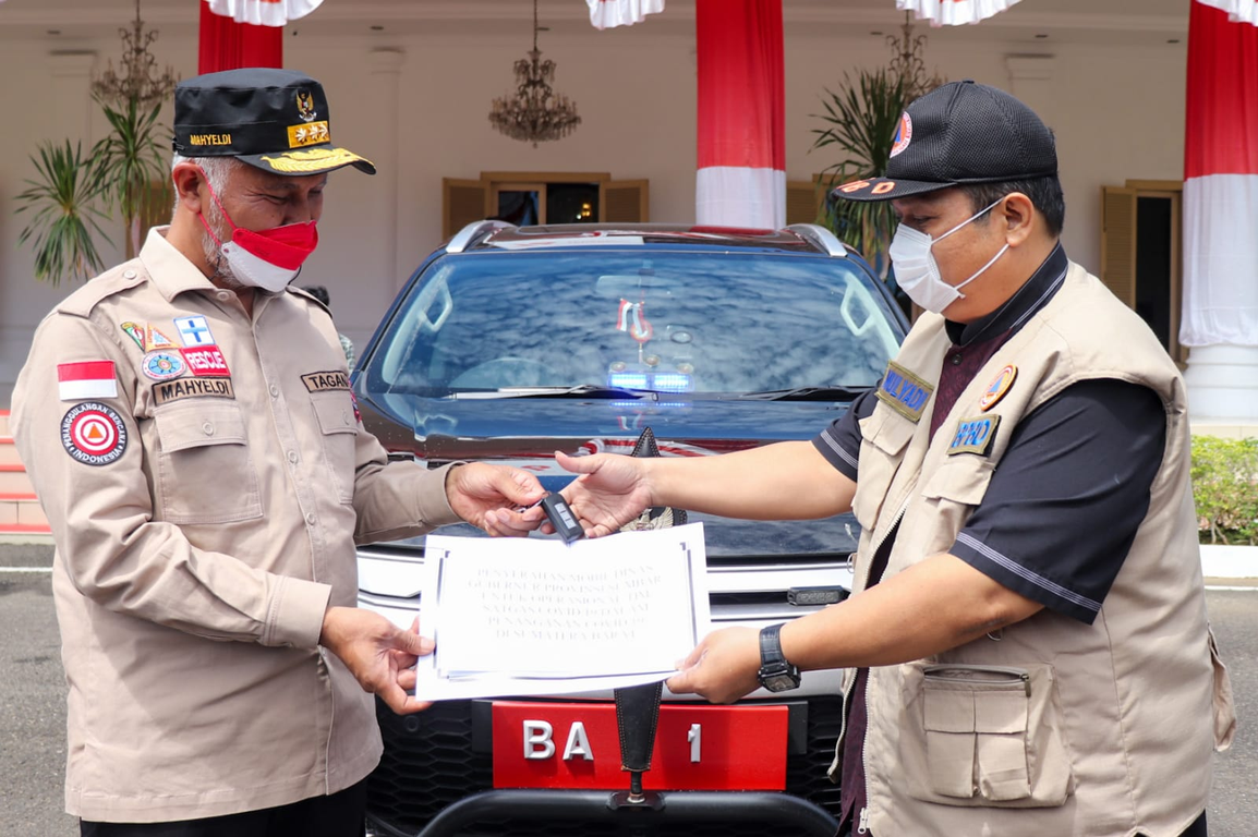 Pilih Gunakan Mobil Pribadi, Gubernur Sumbar Serahkan Mobil Dinas untuk Penanganan Covid-19